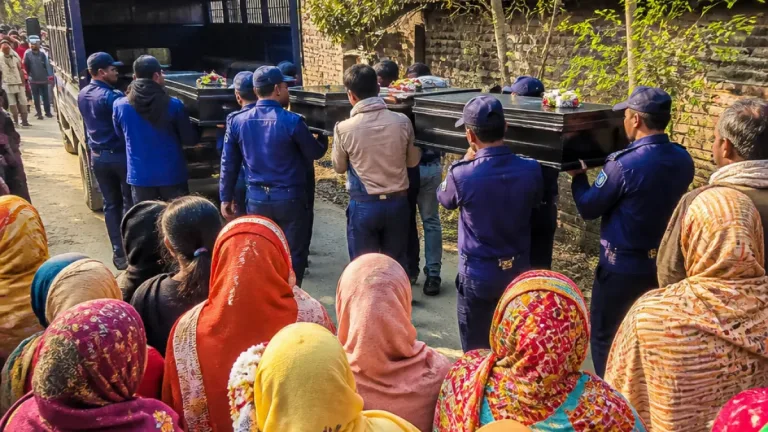 পাবনায় ভাঙ্গুড়ায় আটক রাজনীতিক রাসেল চার ঘণ্টা প্যারোলে মুক্তি পেয়ে মায়ের জানাজায় অংশ নিয়েছেন