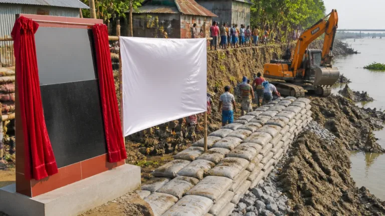 পদ্মার ভাঙন রোধে চাঁপাইনবাবগঞ্জে ৪৩ কোটি টাকার টেকসই নদীতীর সংরক্ষণ প্রকল্প শুরু