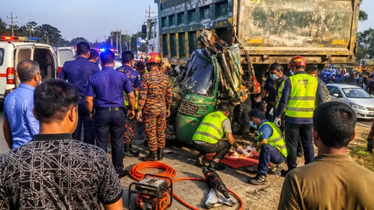 পাকুন্দিয়ায় সিএনজিচালিত অটোরিকশা-ময়লার গাড়ি সংঘর্ষে একজন নিহত, চারজন আহত