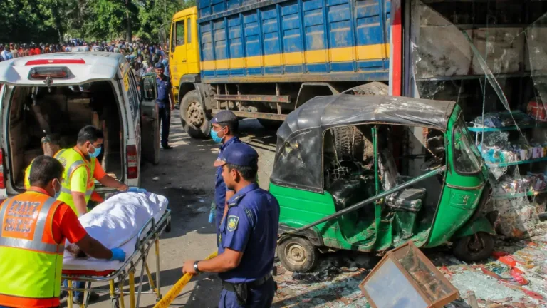 পাটগ্রামে ট্রাকচাকা ফেটে অটোরিকশায় ধাক্কা—দুর্ঘটনায় তিন–চারজন নিহত, ছয় জন আহত