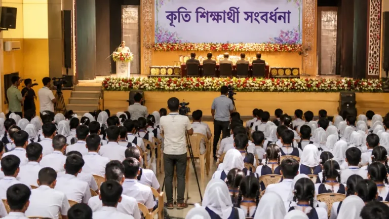 পটুয়াখালীতে কৃতি শিক্ষার্থীদের সংবর্ধনা: ডাকসু ভিপির মন্তব্যে ঢাকা বিশ্ববিদ্যালয়ের পরিবেশগঠনের প্রশংসা