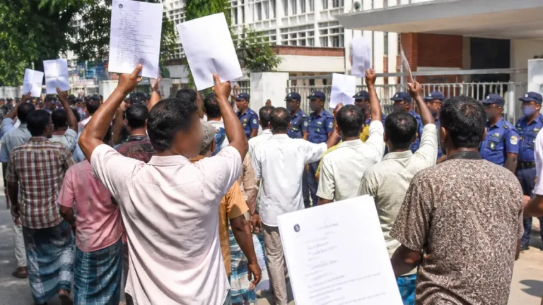 পেশার মর্যাদা ও দাবি পূরণে সাত দফা নিয়ে গাইবান্ধায় দলিল লেখকদের বিক্ষোভ