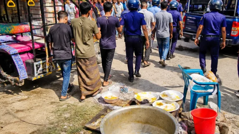 ফরিদপুরে ১৫ আগস্ট উপলক্ষে খিচুড়ি রান্না সন্দেহে ছয় রিকশাচালক আটক