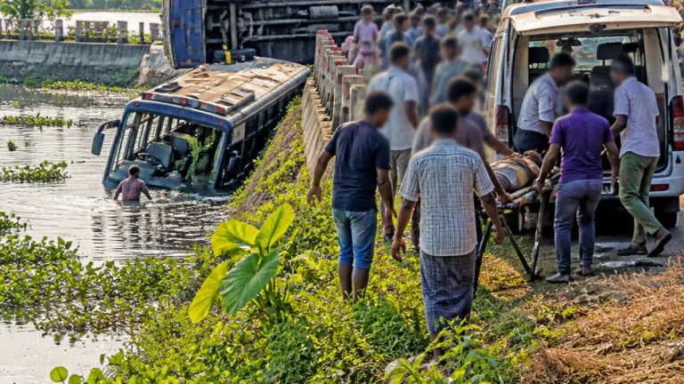 ফরিদপুরে বাস-ট্রাক সংঘর্ষ: নগরকান্দায় ১৬ জন আহত, বাস পুকুরে পড়ে যায়