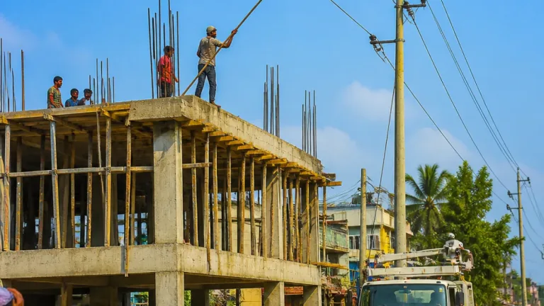ফরিদপুরে নির্মাণশ্রমিকের বিদ্যুৎস্পৃষ্টে মৃত্যু: জনবহুল এলাকায় ৩৩ হাজার ভোল্টের ঝুঁকি