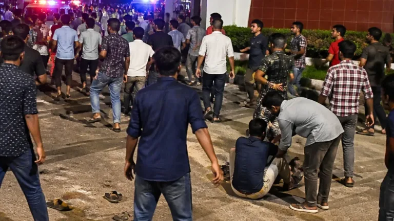প্রেমের প্রস্তাবে উত্তেজনা: বরিশাল বিশ্ববিদ্যালয়ে রাতভর সংঘর্ষ, ২০ আহত