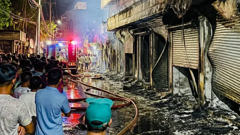 পুরাতন কাপড়িয়াপট্টি সড়কে আগুনে ছয় ব্যবসা পুড়ে ছাই, ব্যবসায়ীদের আত্তঙ্ক ও ক্ষতির প্রাথমিক হিসাব