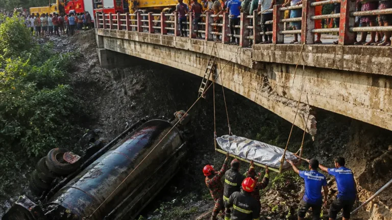 রাজনগরে ধামাইপার ব্রিজে তেলবাহী ট্রাক খাদে পড়ে চালক নিহত, হেলপার আহত