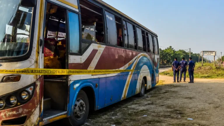রাজশাহীতে চুরি হওয়া যাত্রীবাহী বাস চাঁপাইনবাবগঞ্জ থেকে উদ্ধার, তদন্ত চলছে