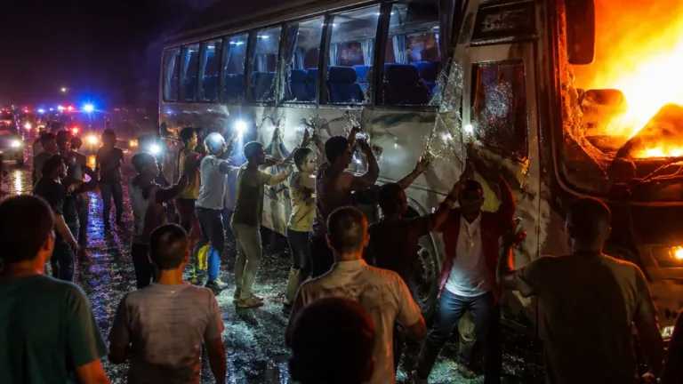 রামুতে চলন্ত এসি বাসে আগুন: কক্স বাজার মহাসড়কে অংশগ্রহণকারী স্থানীয়দের তৎপরতায় যাত্রীরক্ষা