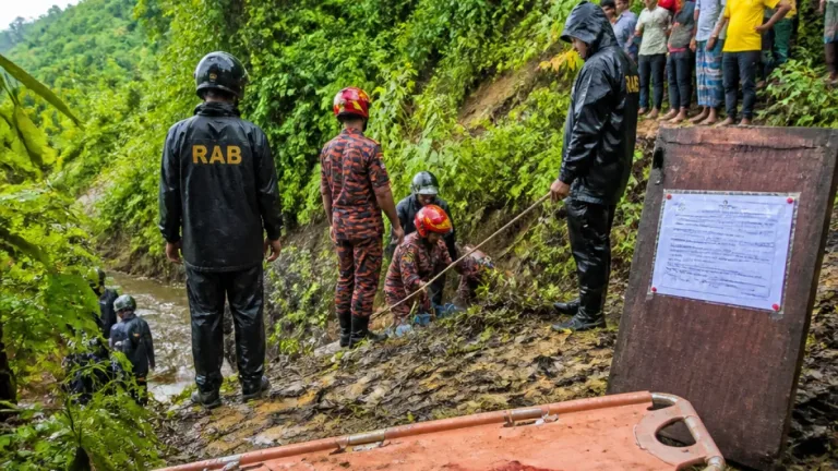 রাঙ্গামাটিতে পাহাড়ি ঢলে ভেসে যাওয়া মায়ের লাশ উদ্ধার, তিন বছরের সন্তানের পর অন্যান্যের দেহ মিলল