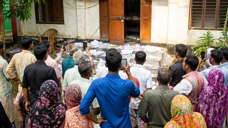 ঋণ দেওয়ার প্রতিশ্রুতি দিয়ে পটুয়াখালীতে ভাড়া অফিস বন্ধ, গ্রাহকরা টাকায় হতাশ