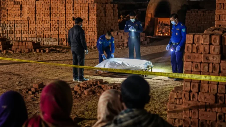 রূপসার ইটভাটায় অরক্ষিত রাতে গুলিয়ে নিহত ফখরুল; পরিবারের দাবি ও পুলিশের তদন্ত চলছে