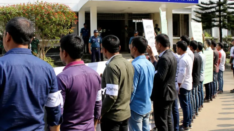 সাংবাদিক সৈকত রঞ্জন চৌধুরীর মুক্তি দাবি নিয়ে রাঙ্গামাটিতে মানববন্ধন