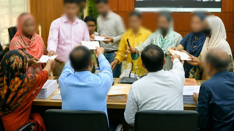 শরীয়তপুরে দুর্যোগে ক্ষতিগ্রস্তদের মাঝে সরকারি নগদ সহায়তা বিতরণ