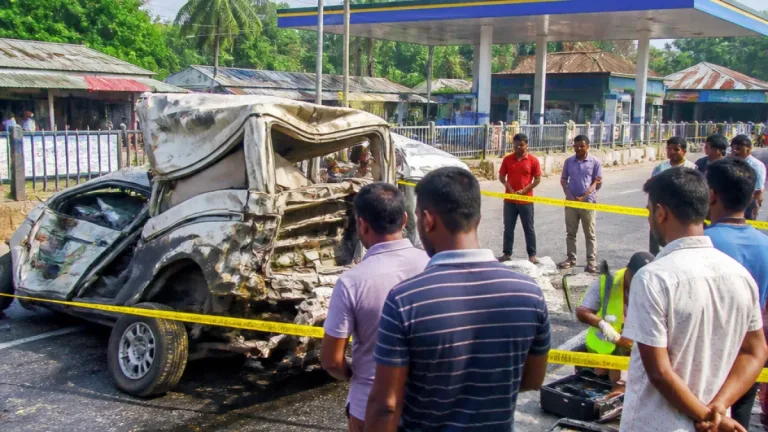 সাতক্ষীরায় ট্রাকের চাকায় পিষ্ট হয়ে ডেলিভারিম্যানের মৃত্যু; চালক পালিয়েছে