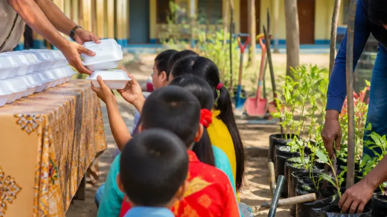 শেরপুরে সুফিয়া অটিস্টিক বিদ্যালয়ে ১৫০ শিক্ষার্থীর মাঝে খাবার বিতরণ ও বৃক্ষরোপণ