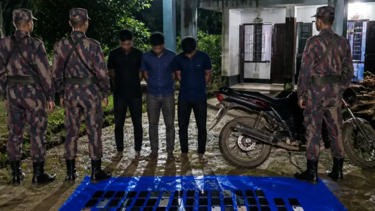 শিবগঞ্জ সীমান্তে অভিযান: ৫৬টি ভারতীয় চোরাই মোবাইল ও মোটরসাইকেলসহ ৩ জন গ্রেপ্তার