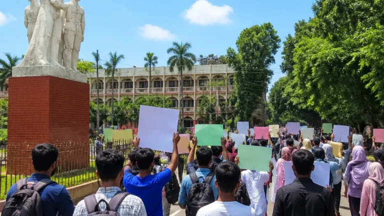 শিক্ষার্থী লাঞ্ছিতের অভিযোগে যশোর শিক্ষা বোর্ড সচিবের অপসারণ দাবি করে বিক্ষোভ