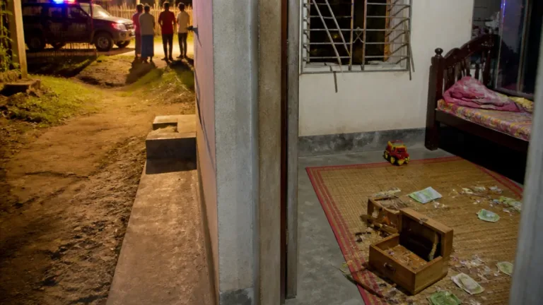 সিরাজগঞ্জ কামারখন্দে গৃহবধূকে বেঁধে সাড়ে ৯–১০ লাখ টাকার মালামাল লুটঃ ঐ এলাকায় নিরাপত্তা প্রশ্নে জনজাগরণ