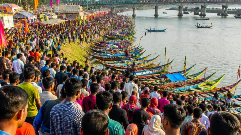 সিরাজগঞ্জের উল্লাপাড়ায় তিনদিনব্যাপী পানসি নৌকা বাইচ উৎসব শুরু