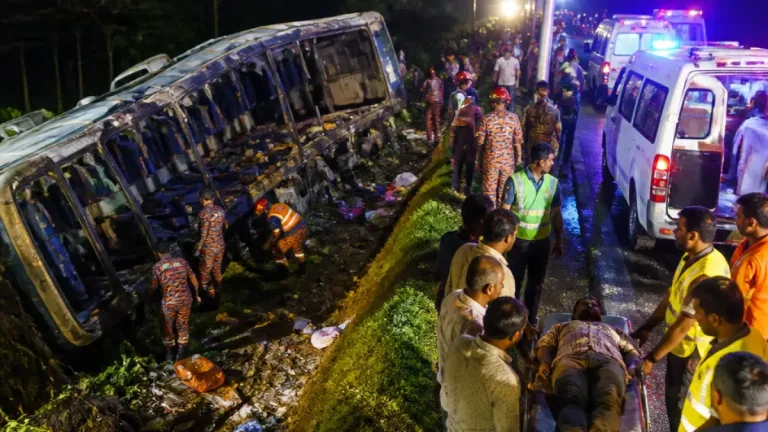 সুনামগঞ্জ-সিলেট সড়কে বাস উল্টে খাদে, নারী নিহত, অন্তত ২০ আহত