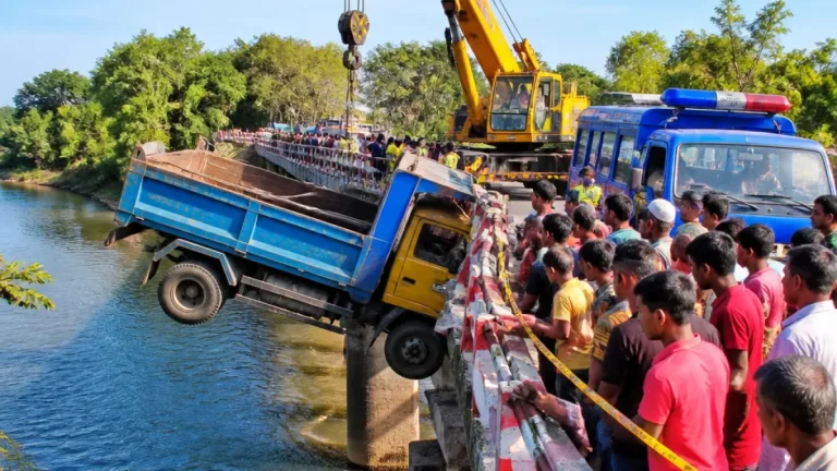 সুনামগঞ্জে বোকা নদীর সেতুতে ঝুলে থাকা ডাম্প ট্রাক, চালক পালিয়েছে