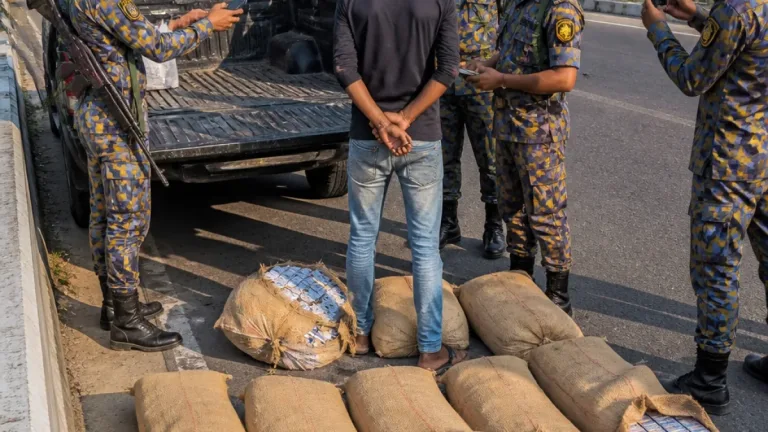 সুনামগঞ্জে পিকআপে মিলল প্রায় ১৭ লাখ টাকার নিষিদ্ধ ভারতীয় নাসির বিড়ি, এক যুবক আটক
