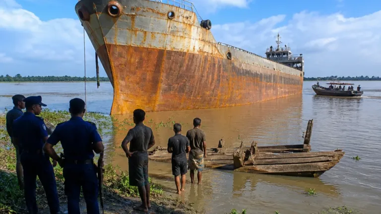 সুরমা নদীতে স্টিলবডি বাল্কহেডের ধাক্কায় জেলে নিহত; আটজন আটক