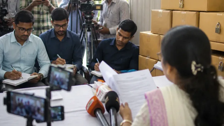 টাঙ্গাইলে শ্বশুরবাড়িতে মালামাল আটকে রাখার অভিযোগে সংবাদ সম্মেলন