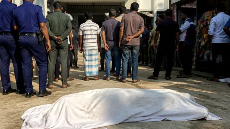 থানার গেটের সামনে পড়ে বৃদ্ধের মৃত্যু: ছেলে সম্পর্কে অভিযোগ দিতে এসেছিলেন তিনি