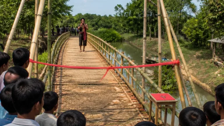 উজিরপুরে স্থানীয় সরকারি নেই, নির্বাচনি নেতা ফিতা কেটে বাঁশের ৫০ ফুট সাঁকো উদ্বোধন: সামাজিক মাধ্যমে তুমুল আলোচনা