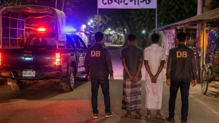 যশোরে বহুবর্ষ ধরে আতঙ্ক সৃষ্টিকারী ‘দাতাল বাবু’ ও সহযোগী গ্রেপ্তার