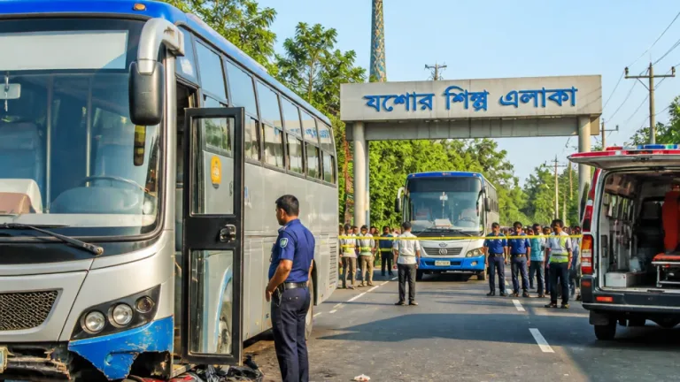 যশোরে পৃথক দুই সড়ক দুর্ঘটনায় ৩ জন নিহত, পালিয়ে যাচ্ছে দুই বাসচালক