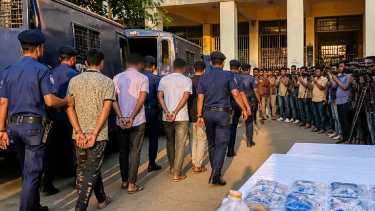 যশোরে পুলিশের বিশেষ অভিযানে মোট ১৫৫ জন গ্রেপ্তার, ২৭ জন আ. লীগের নেতা-কর্মীসহ আদালতে চালান