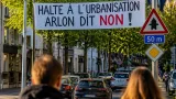 Arlon : la CSC-Enseignement déploie une bâche pour alerter avant une rentrée scolaire incertaine