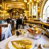 À Paris, les brasseries historiques continuent d’incarner l’art de vivre français