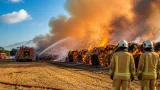 Incendie de ballots de paille à Saint‑Gilles : une centaine de tonnes consumées, l’intervention se prolonge