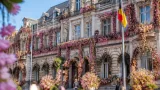 La Louvière : l’hôtel de ville se pare de rose pour soutenir Octobre rose