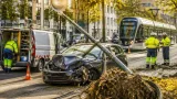 Liège : une voiture encastre un réverbère et déracine un arbre le long du tram