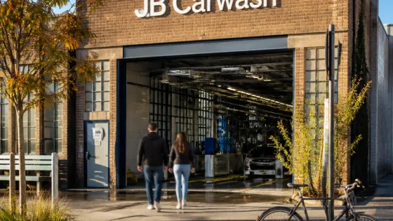 À Anvers, une station de lavage historique renaît sous la houlette d’un jeune entrepreneur