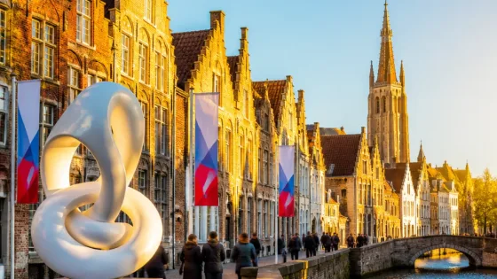 Bruges, entre canaux millénaires et audaces contemporaines : la cité qui se réinvente