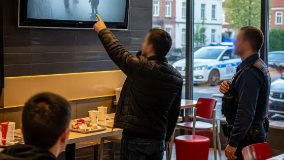 Courcelles : en plein fast‑food, un père gifle six fois son fils de 7 ans, le dossier renvoyé en jugement