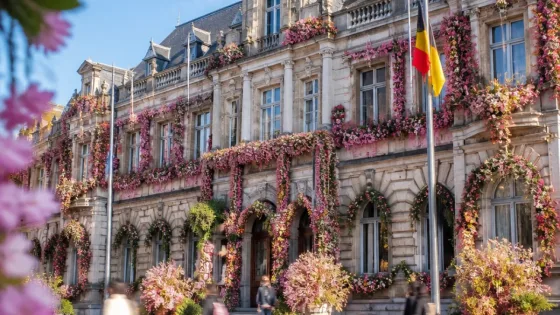 La Louvière : l’hôtel de ville se pare de rose pour soutenir Octobre rose