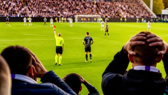 Louvain tient sa victoire après une erreur défensive et l’exclusion de Peano
