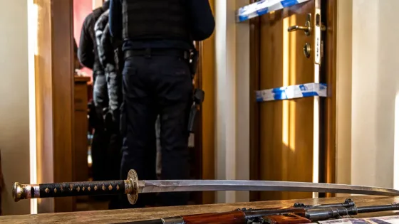 Seraing : perquisition chez un couple met au jour drogue, argent et arsenal d'armes