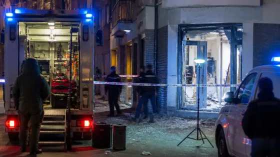 Une explosion détruit la porte d'entrée d’un immeuble à Anvers, enquête en cours