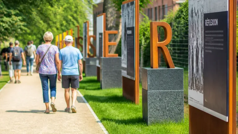 À La Louvière, une exposition au parc Gilson met l'alphabétisation à hauteur de vie