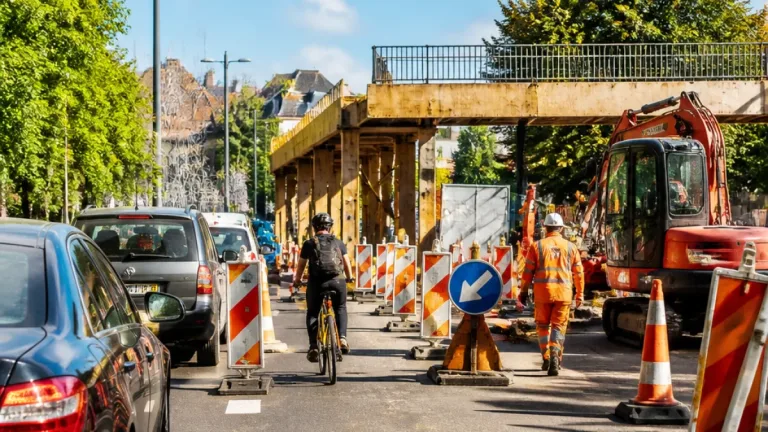 Auderghem : une erreur de chantier bloque la chaussée de Wavre, circulation rétablie après une heure
