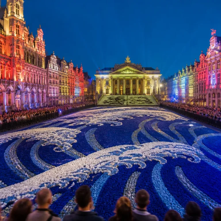Bruxelles installe une « Grande Vague » d'Hokusai en fleurs et célèbre le lien avec le Japon